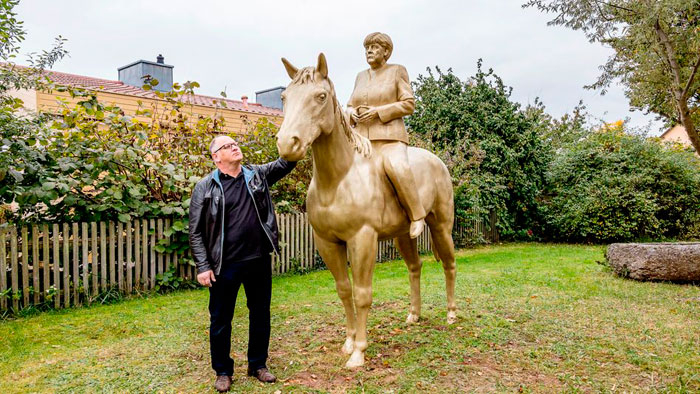 Статуя Меркель